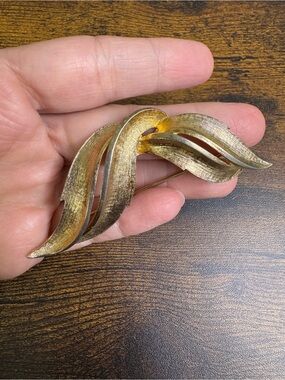 Coro Gold Tone Wavy Ribbon Brooch